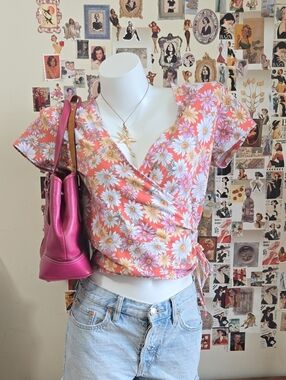 Forever 21 floral wrap crop top coral pink daisy print adjustable V-neck